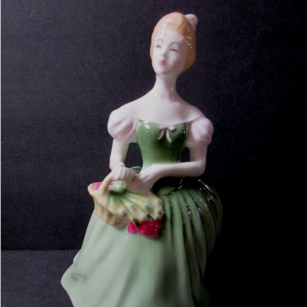 Royal Doulton Porcelain Figurine Clarissa HN2345  7-1/2" Tall Mint Condition